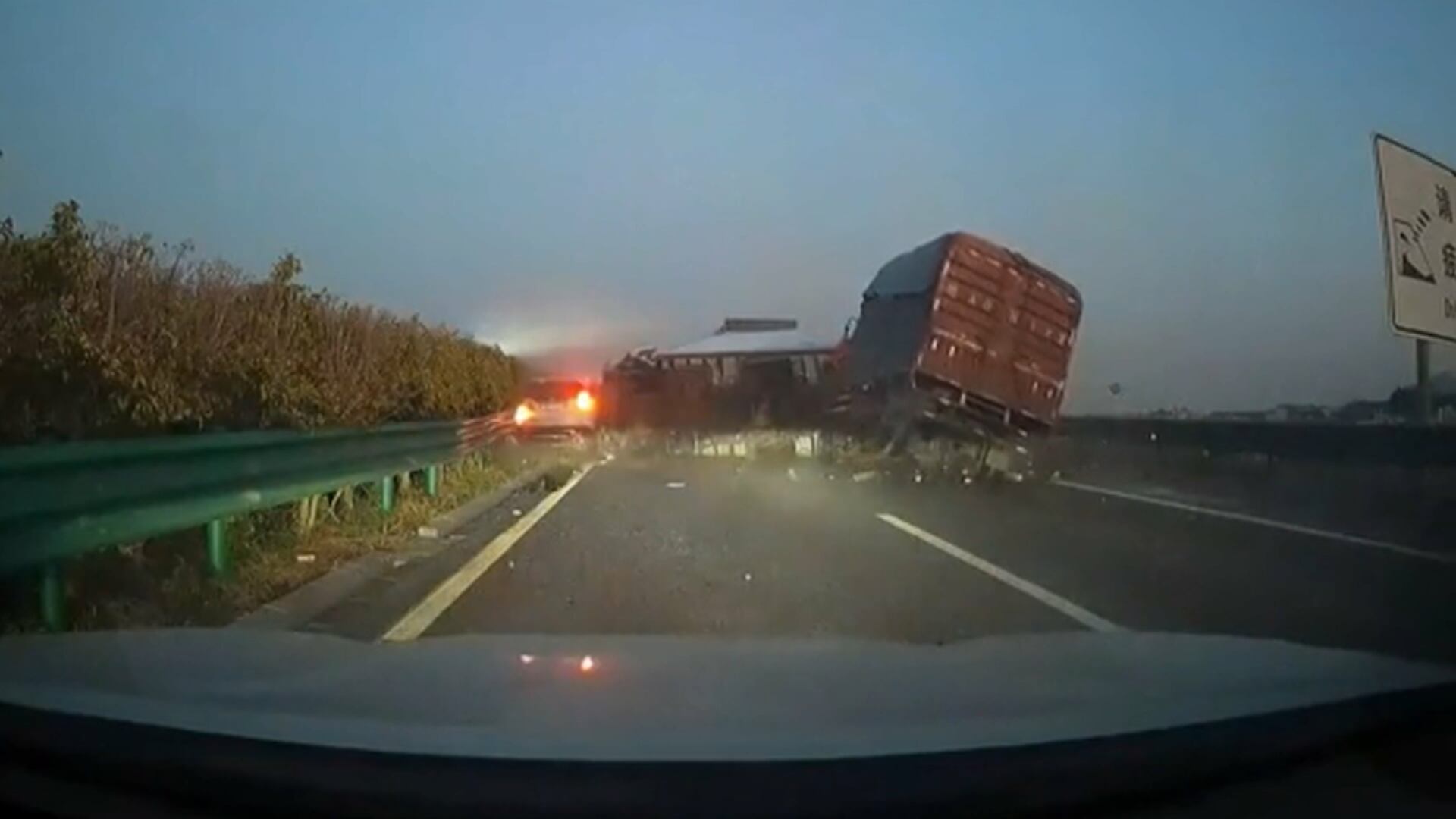 Caminhoneiro causa engavetamento após não ver o trânsito parado em rodovia na China