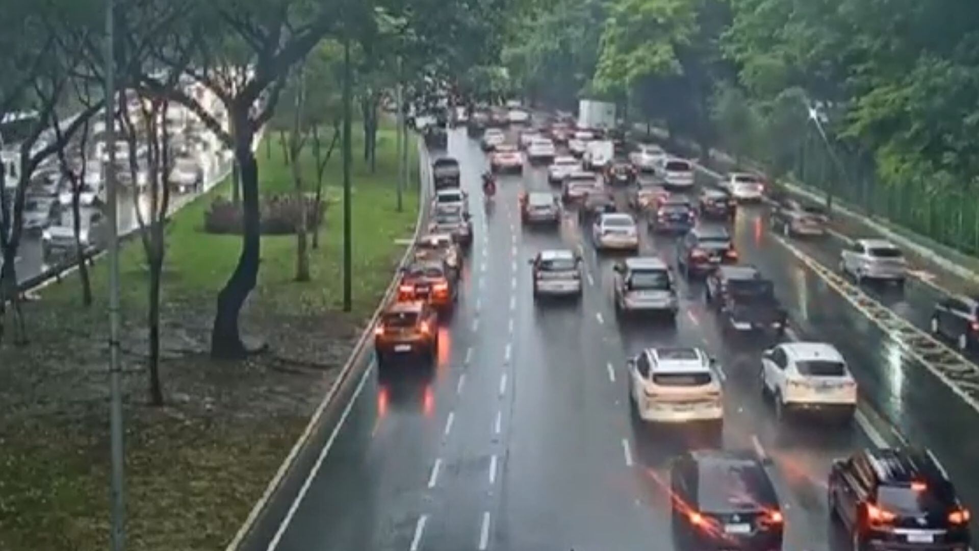 Capital paulista enfrenta fortes chuvas nesta quinta-feira (15)