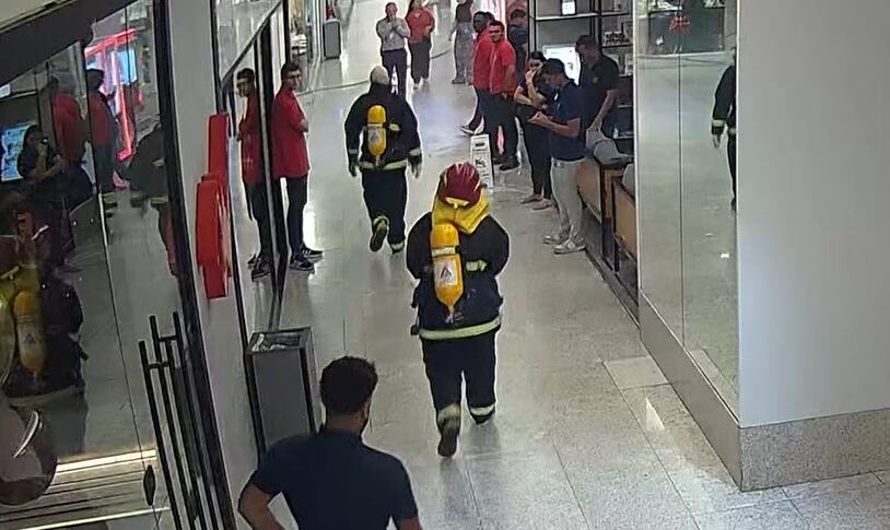 Imagens mostram brigadistas no início de incêndio em shopping da Tijuca; funcionários ajudam