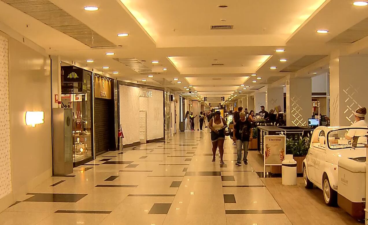 Shopping Tijuca reabre com lojas interditadas após incêndio; frequentadores relatam forte odor