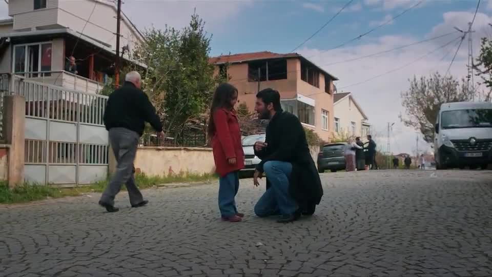 Cengiz obriga Turna a roubar garrafa de licor | Mãe