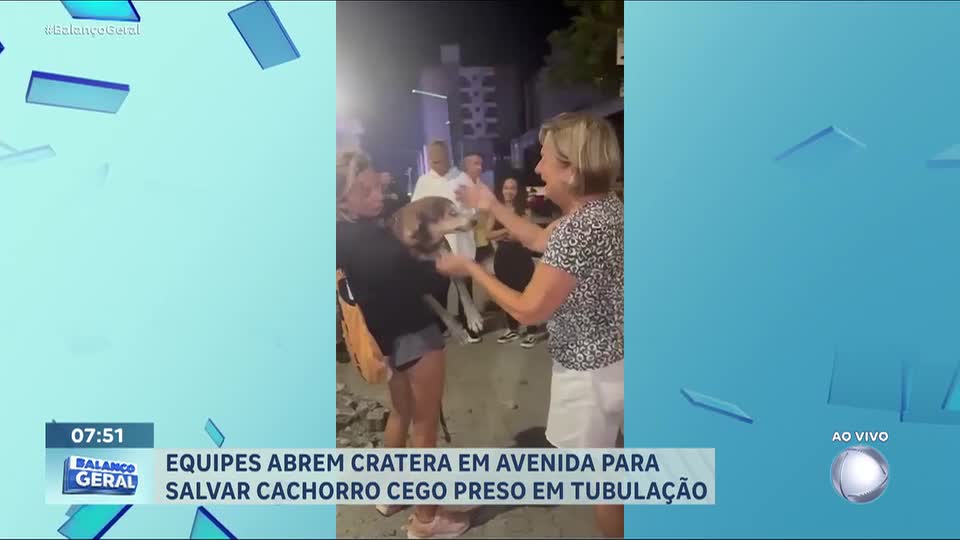 Equipes abrem cratera em avenida de Itajaí (SC) para resgatar cão cego preso em tubulação