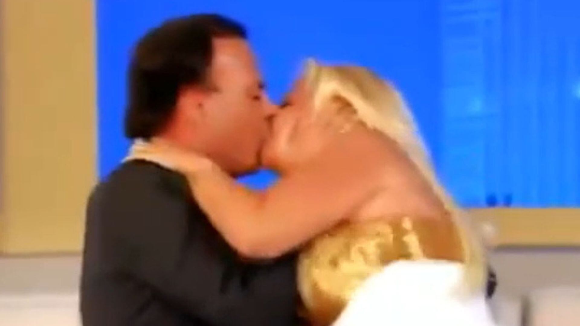 Julio Iglesias aparece agarrando e beijando apresentadora de TV em vídeo de 2005