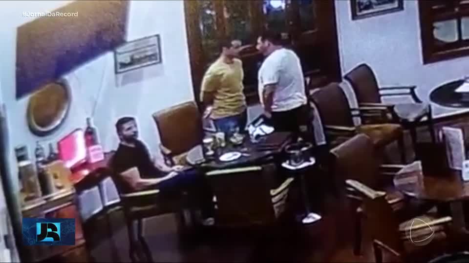 Médicos morrem baleados por colega após discussão em restaurante de alto padrão na Grande SP