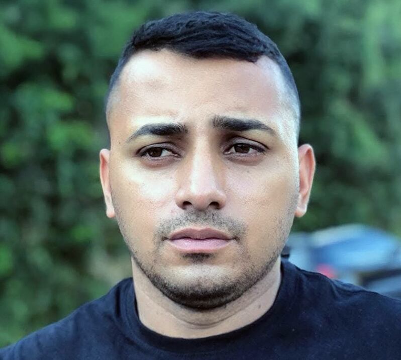 Familiares e amigos homenageiam sargento da PM morto ao reagir a assalto em Duque de Caxias (RJ)