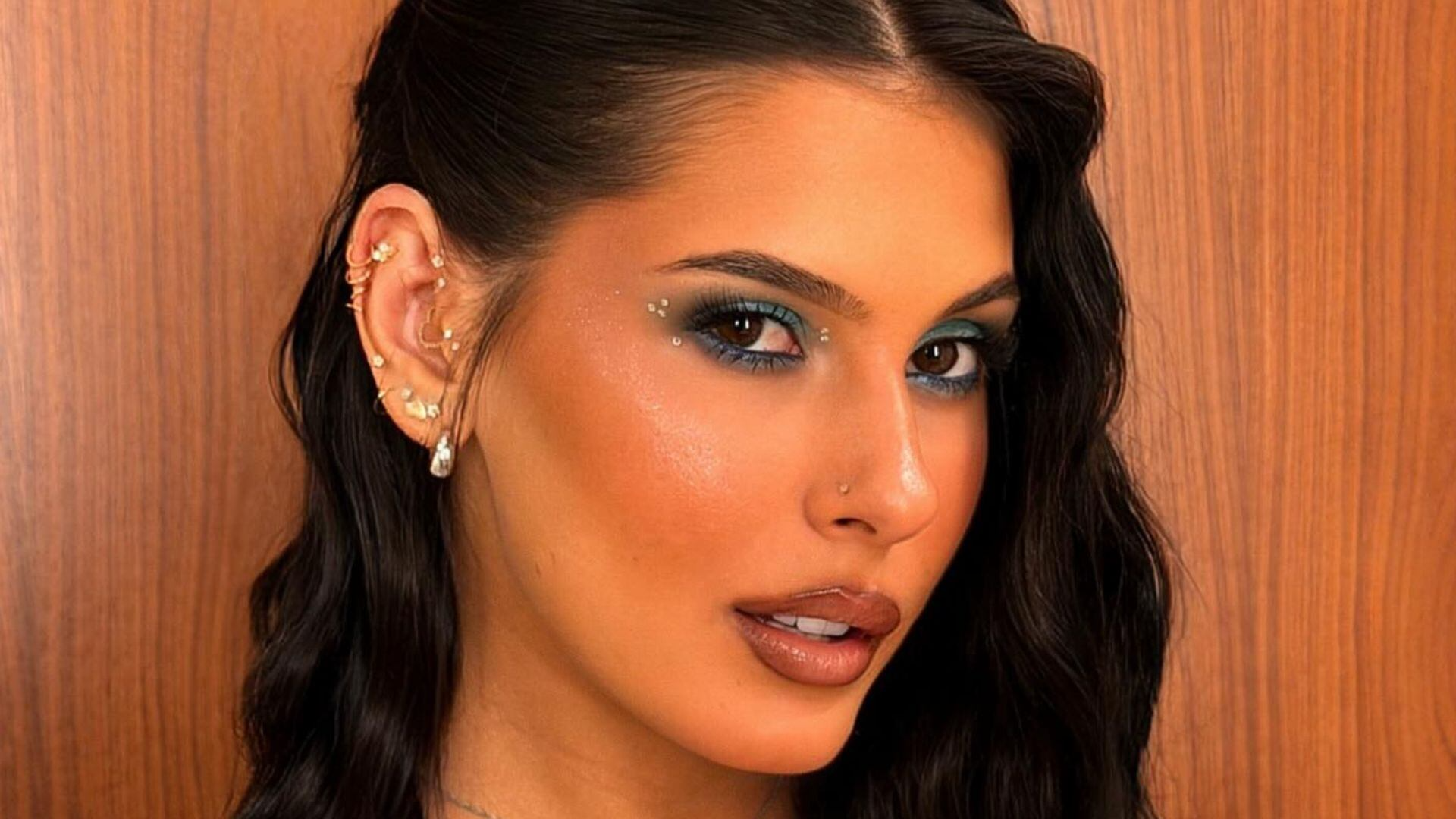 Ana Castela comemora ao ver paparazzo atrás dela em shopping no RJ