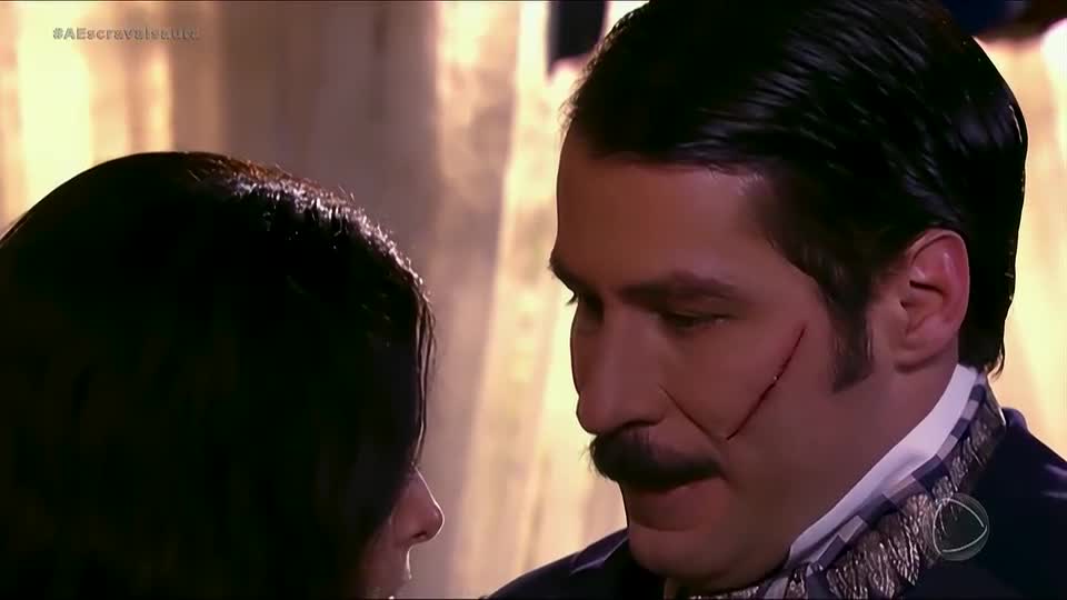 Leôncio obriga Isaura a beijá-lo | A Escrava Isaura 