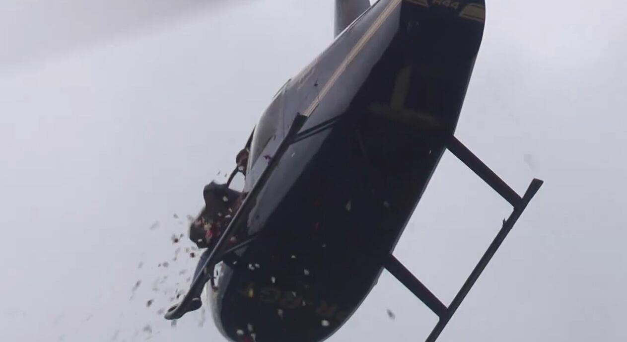 Pétalas de rosas são lançadas em homenagem a piloto morto em queda de helicóptero no Rio