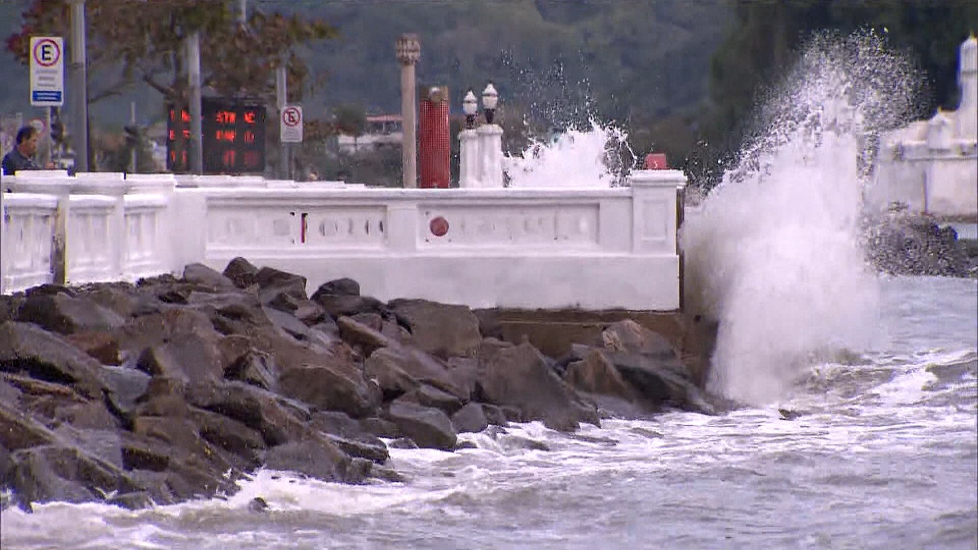 Força do mar: praias brasileiras perdem faixa de areia