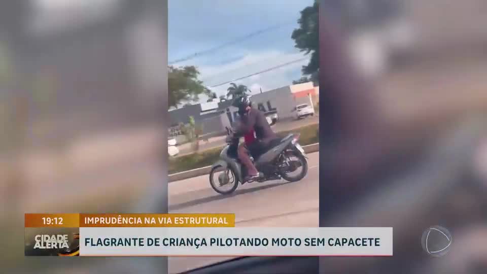 Vídeo flagra criança sem capacete em moto a 90 km/h no DF