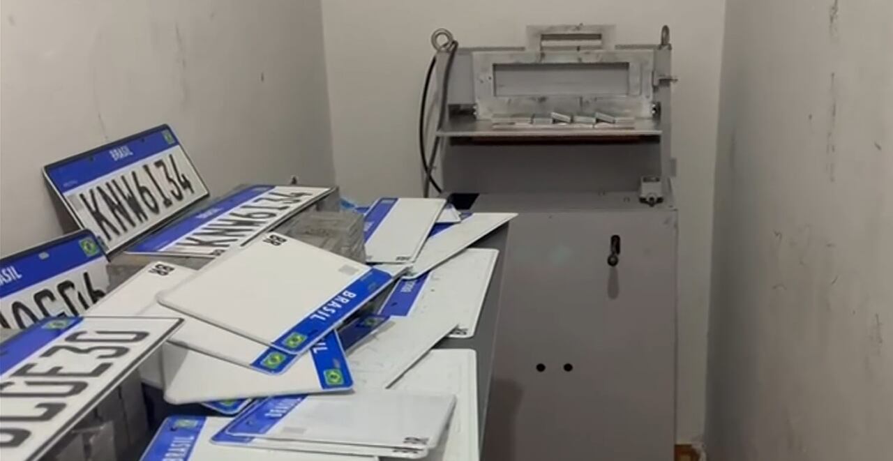 Polícia descobre fábrica clandestina de placas de carros na Vila Kennedy, zona oeste do Rio