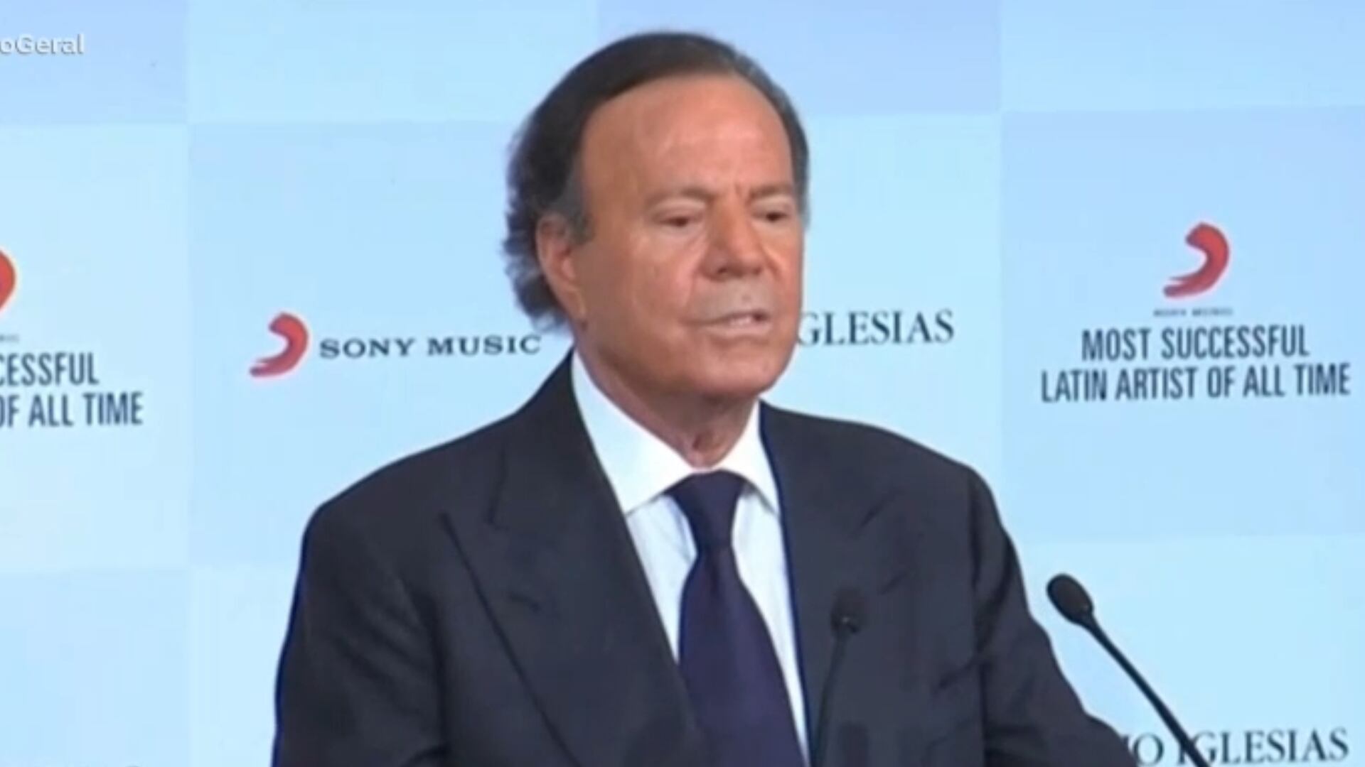Julio Iglesias nega acusações de assédio de ex-funcionárias: 'Profundamente triste'