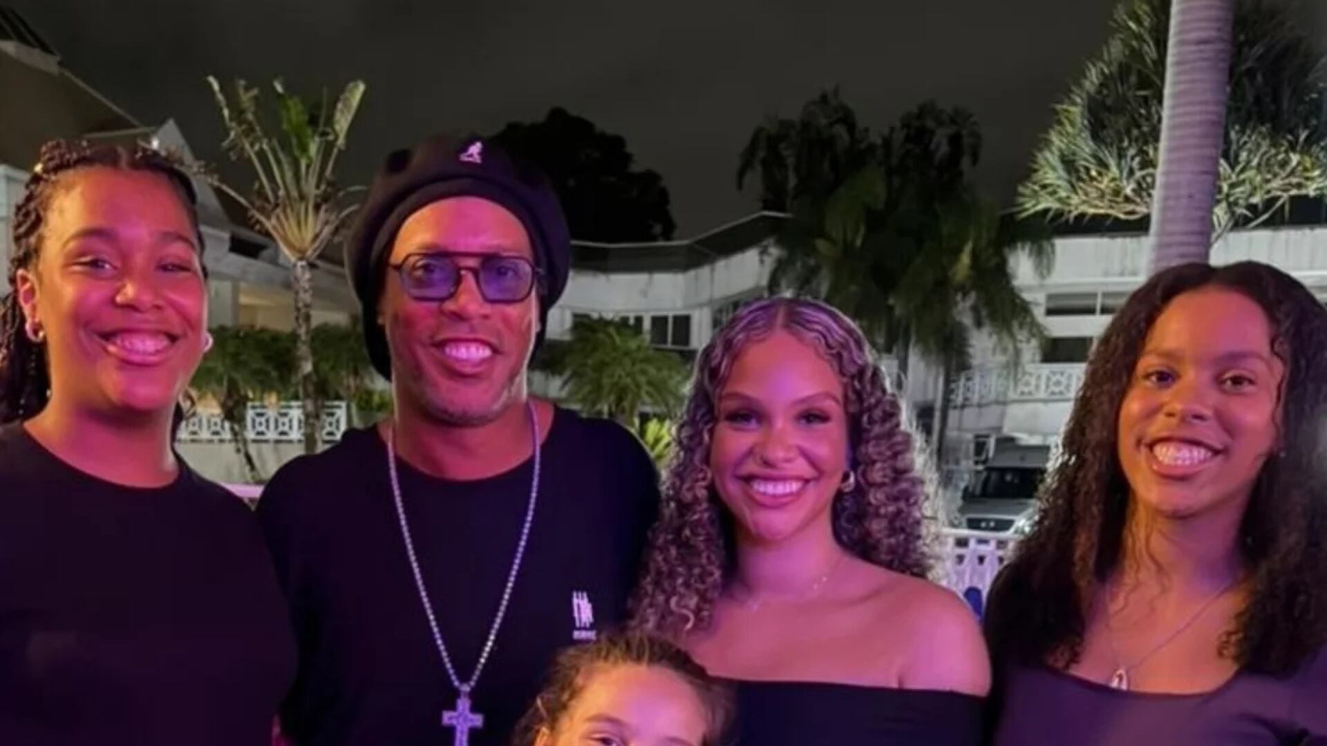 Ronaldinho Gaúcho surge em foto rara com sobrinhas e chama atenção por semelhança