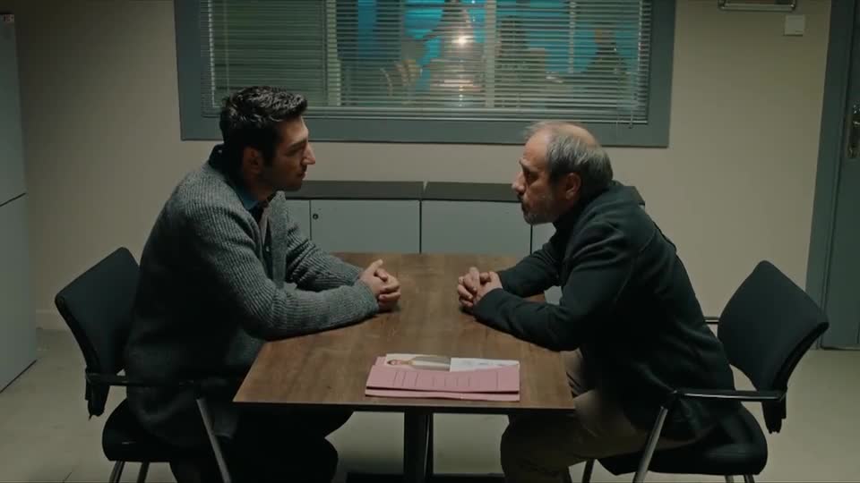 Ozan é questionado por um investigador | Chamas do Destino