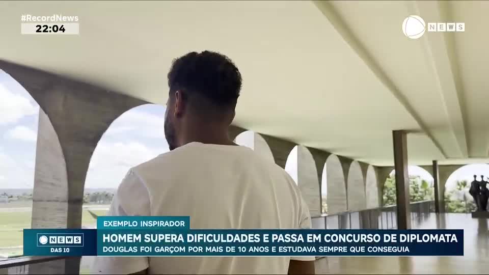 Homem supera dificuldades e passa em concurso de diplomata
