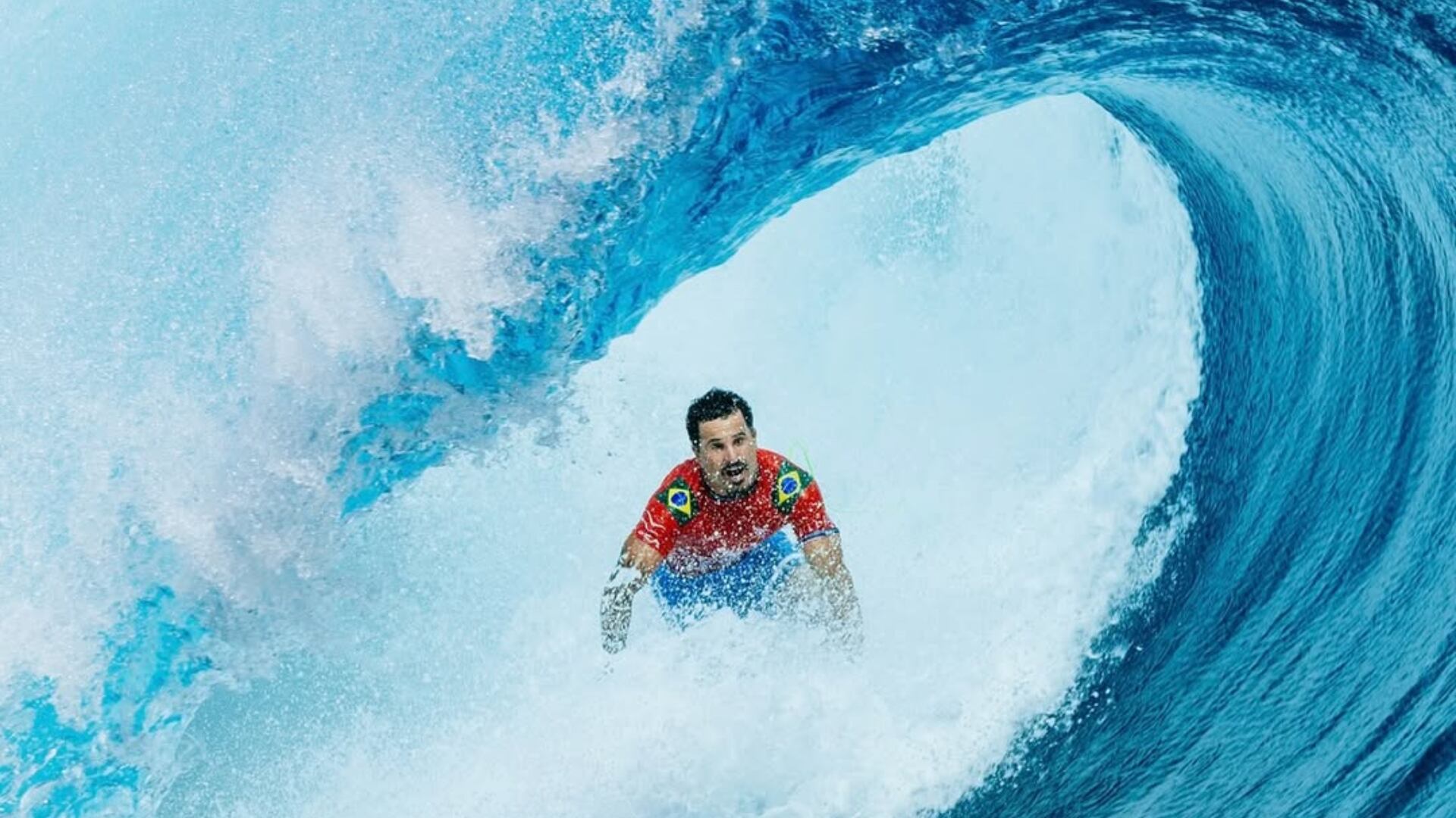 Ítalo Ferreira autografa prancha no meio do mar enquanto surfava