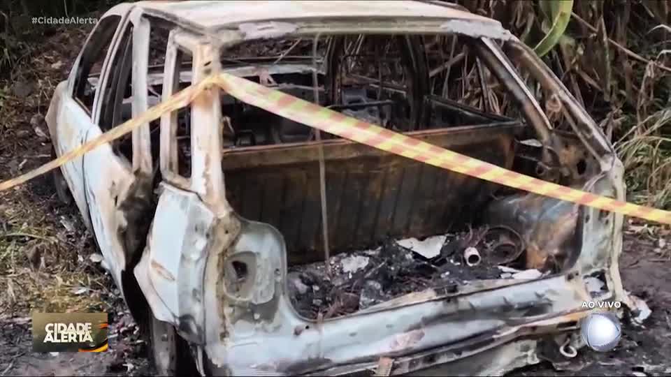 Mistério: homem encontra carro do irmão carbonizado com um corpo dentro