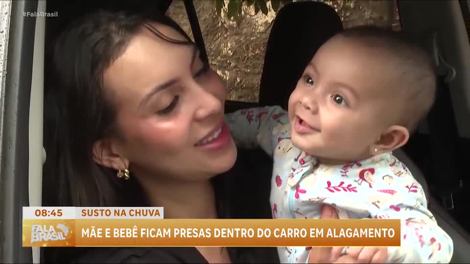 Mãe e bebê são resgatados de carro em alagamento em Goiânia 