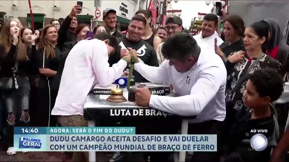 Dudu Camargo participa de competição de braço de ferro contra campeão mundial em São Paulo