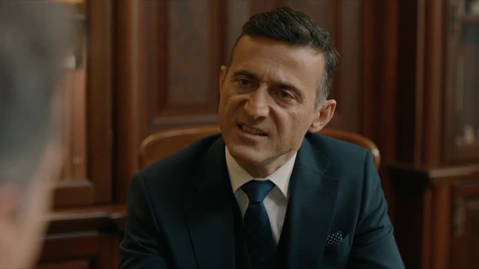 Çelebi pede que Kenan mantenha sua filha longe de Cemre | Chamas do Destino