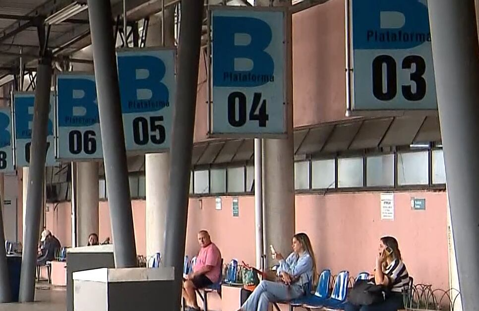 Passageiros reclamam do abandono do terminal rodoviário de Niterói