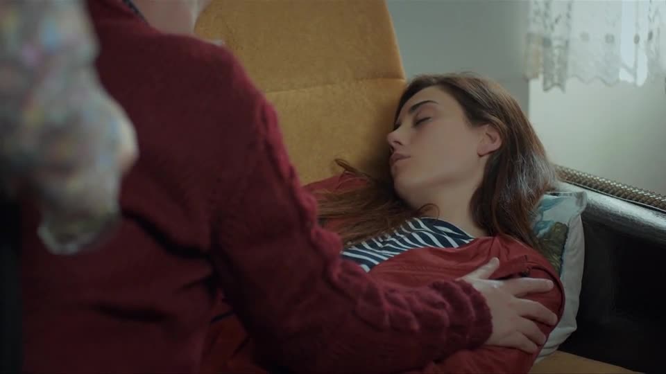 Gönül ajuda Zeynep após desmaio | Mãe