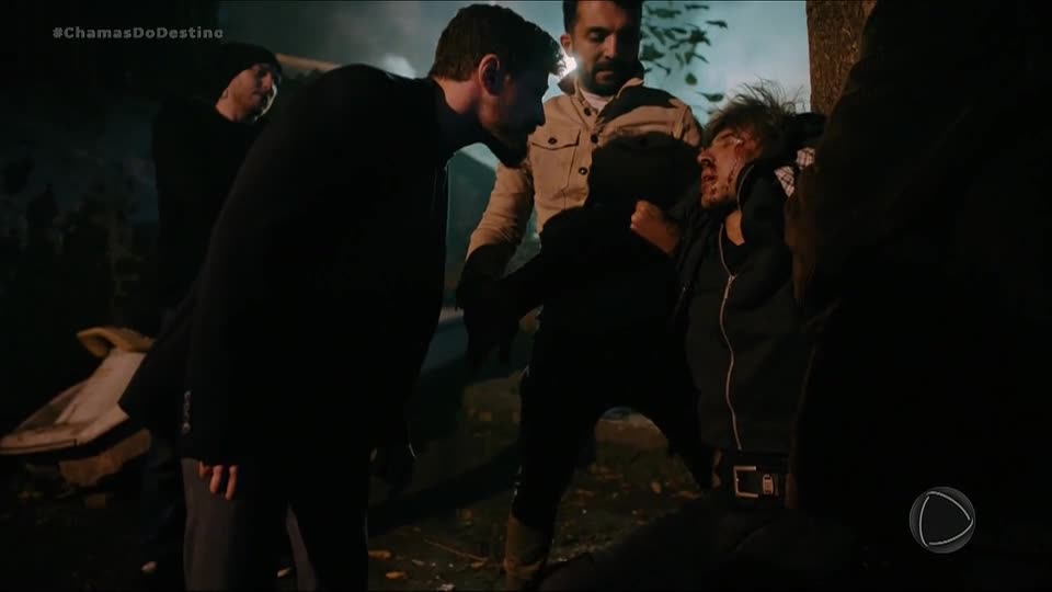 Ömer é agredido pelos seguranças de Iskender | Chamas do Destino