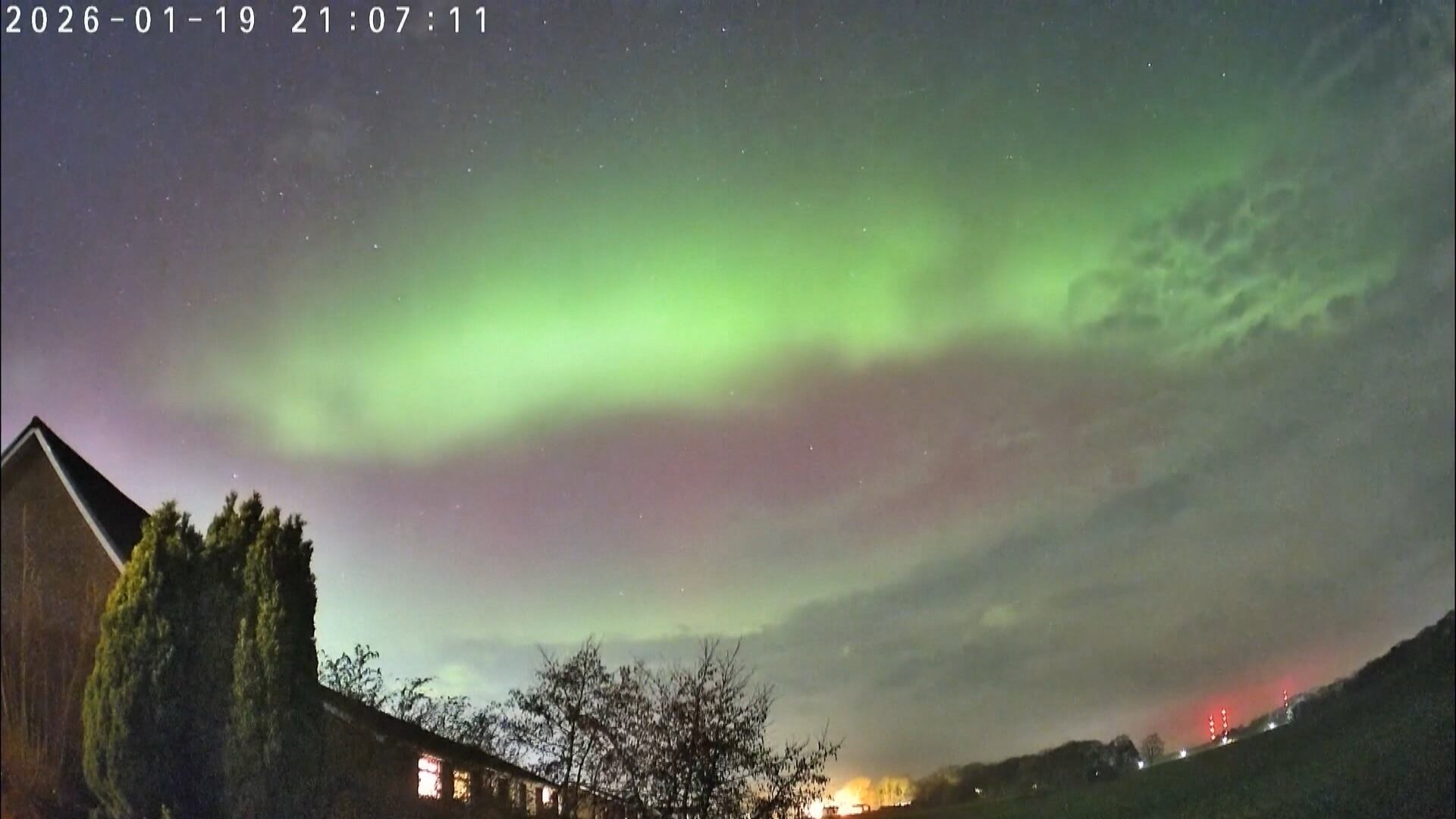 Aurora boreal ilumina céu de países europeus após tempestade solar