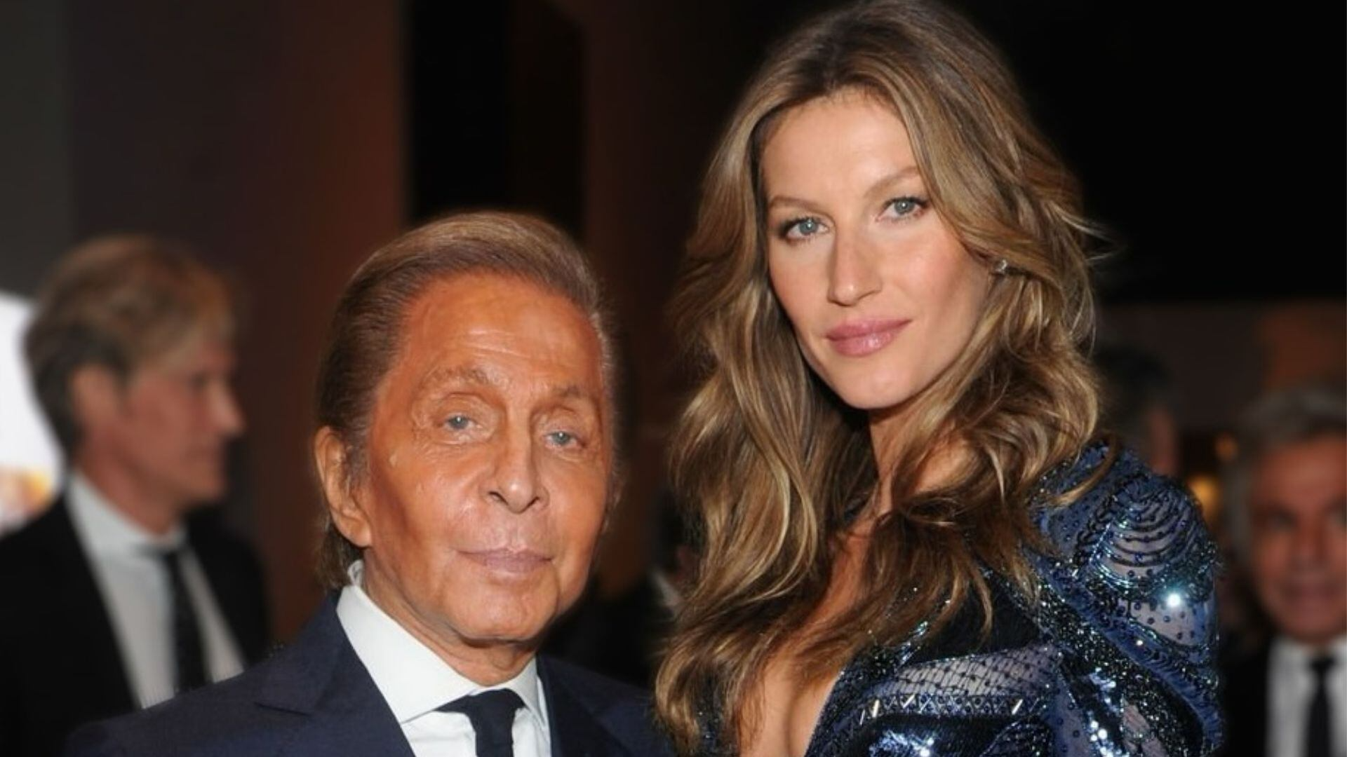 Gisele Bündchen faz homenagem para Valentino e relembra desfiles: 'Gênio'