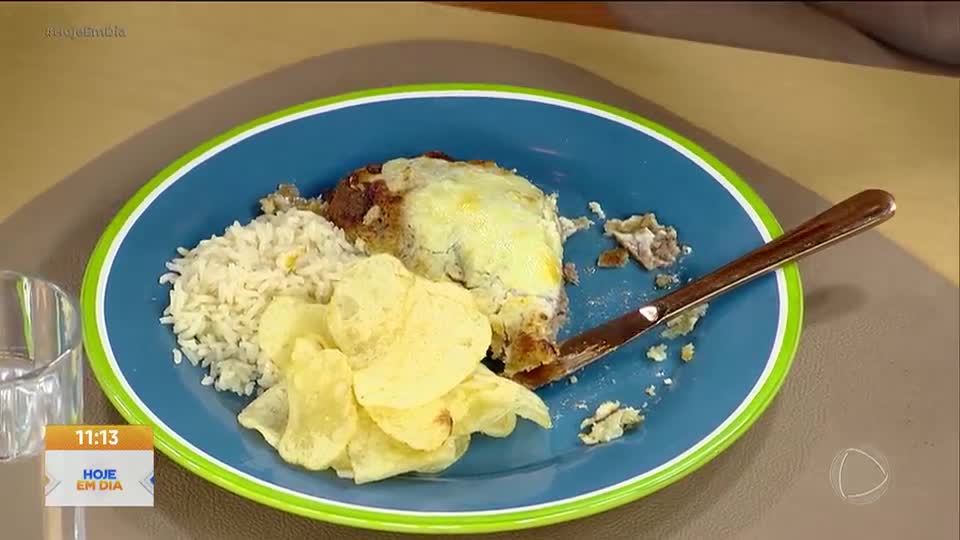 Receita do Chef: Aprenda a fazer bife à parmegiana com molho quatro queijos
