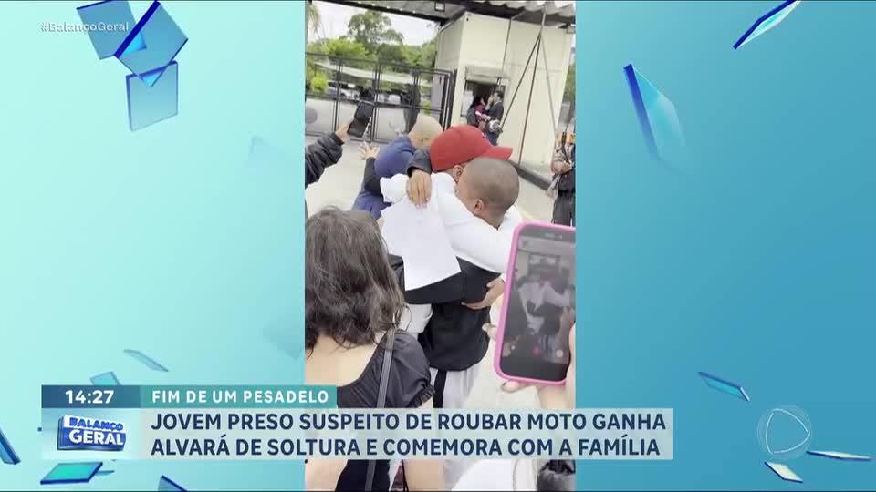 Jovem preso suspeito de roubar moto ganha alvará de soltura e comemora com a família