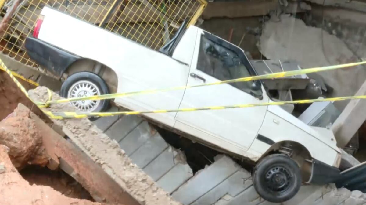 Laje de garagem desaba, atinge carro e destrói uma loja na Grande BH 