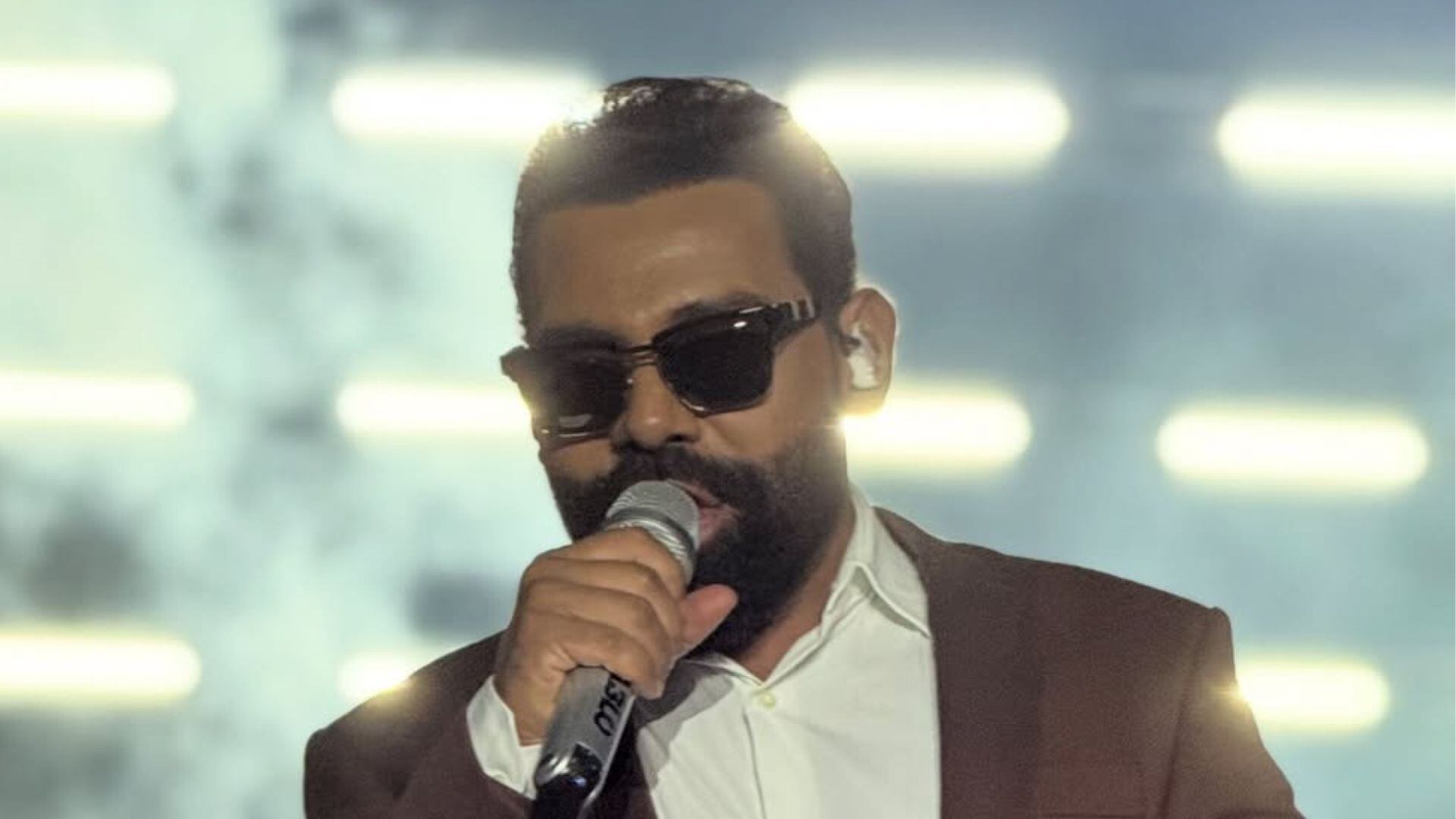 Fã sobe nos ombros do namorado para chamar atenção de Pablo do Arrocha; veja o vídeo