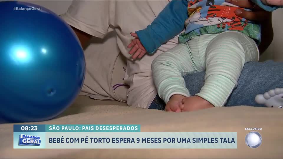 Bebê que nasceu com pé torto espera há nove meses por uma simples tala