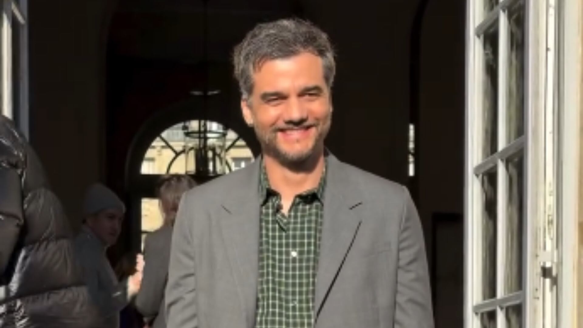 Indicado ao Oscar, Wagner Moura prestigia grife na Semana de Moda de Paris ao lado de Lewis Hamilton