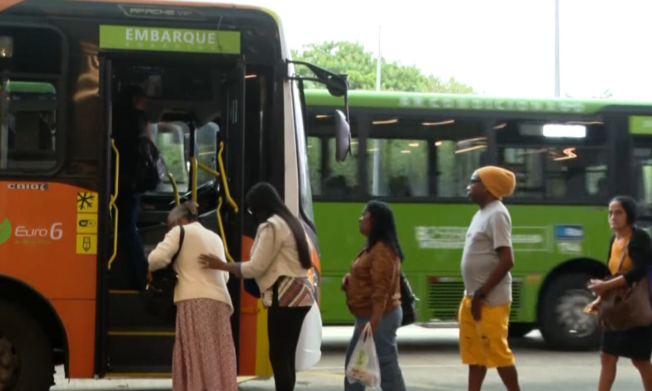 Prefeitura do Rio cria linha expressa no terminal Gentileza; passageiros reclamam de demora e filas