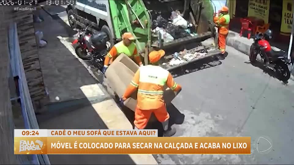 Sofá deixado na calçada para secar é levado por engano por caminhão de lixo e história viraliza 