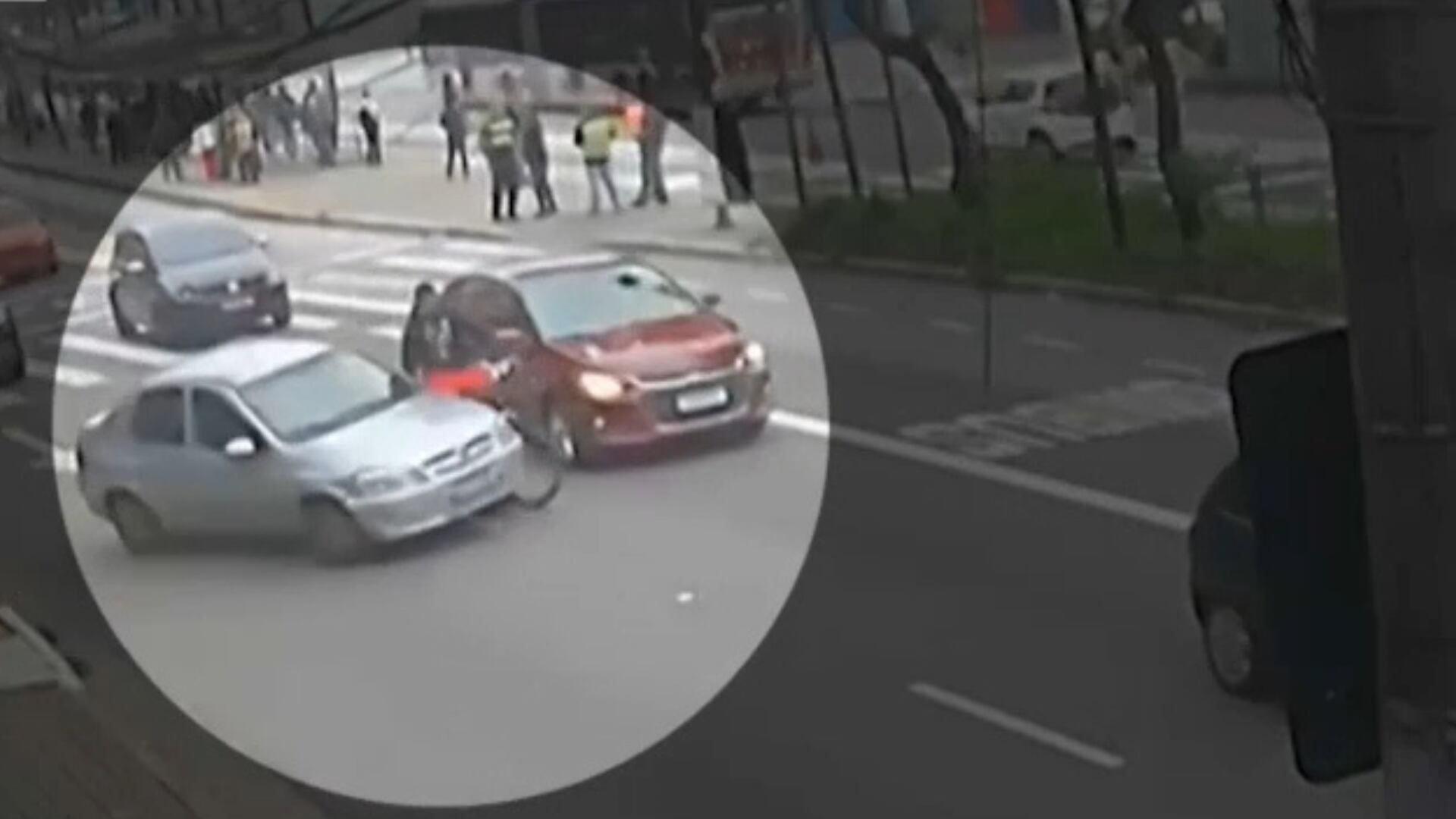 Motorista joga carro e atropela ciclista após briga no trânsito em São Paulo; veja vídeo