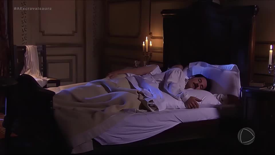 Leôncio fala o nome de Isaura durante o sono e desperta o ciúme de Malvina | A Escrava Isaura