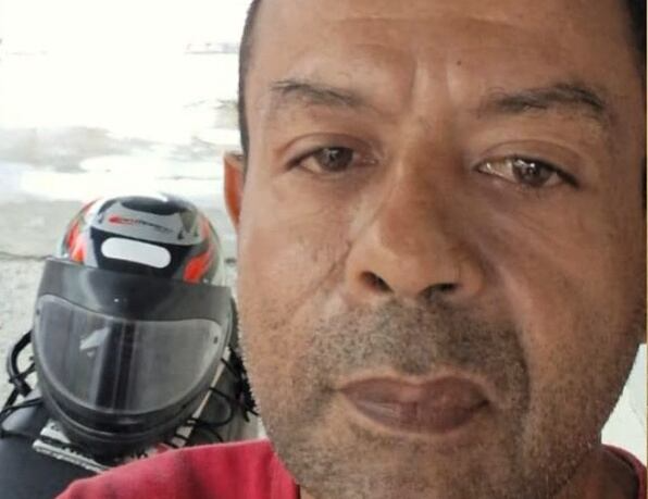 Corpo de entregador morto em tentativa de assalto com tiro nas costas é sepultado no Rio