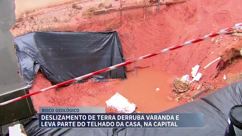 Deslizamento de terra derruba varanda e leva parte do telhado de casa na capital