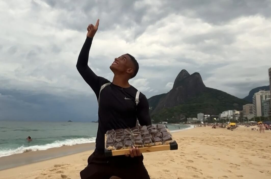 Vendedor que faz sucesso nas praias do Rio se destaca com técnicas de empreendedorismo na internet
