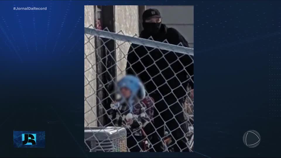 Menino de cinco anos e o pai são levados para centro de detenção de imigrantes nos EUA