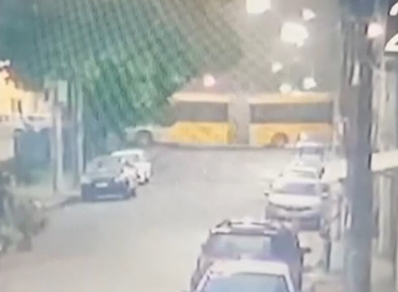 Vídeo flagra momento em que ônibus do BRT atinge casa no Rio