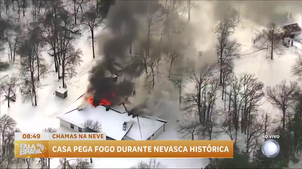 Casa pega fogo durante nevasca histórica nos EUA 