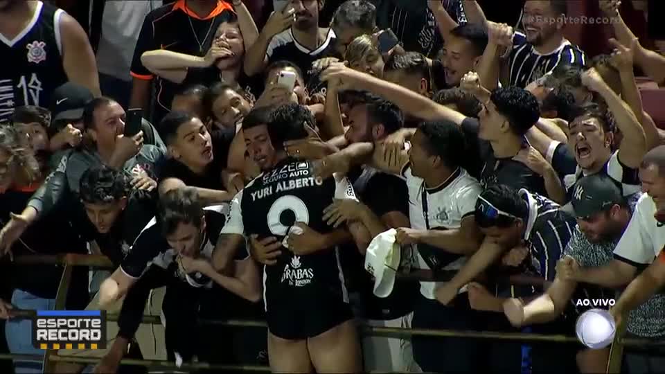 O que aconteceu aqui? Yuri Alberto perde as calças ao comemorar gol da vitória do Corinthians