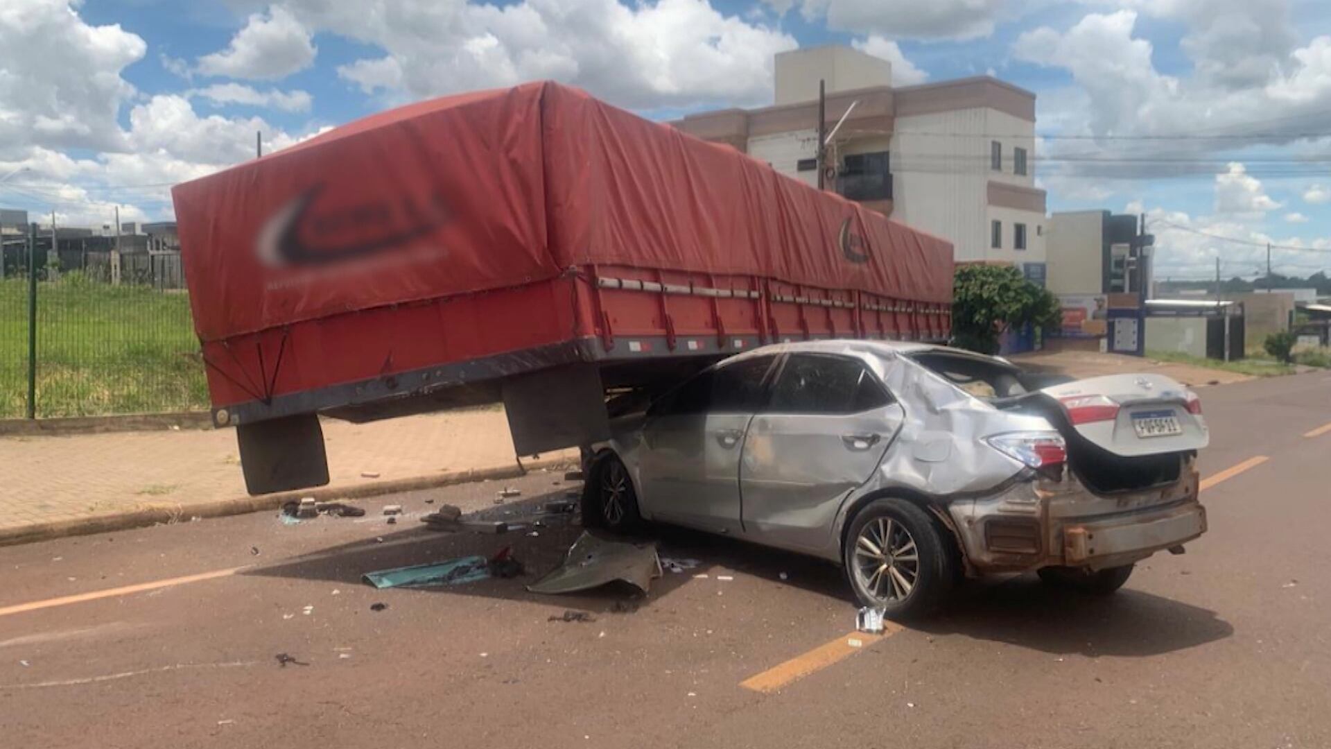 Carro capota e para embaixo de caminhão estacionado em Cascavel (PR)