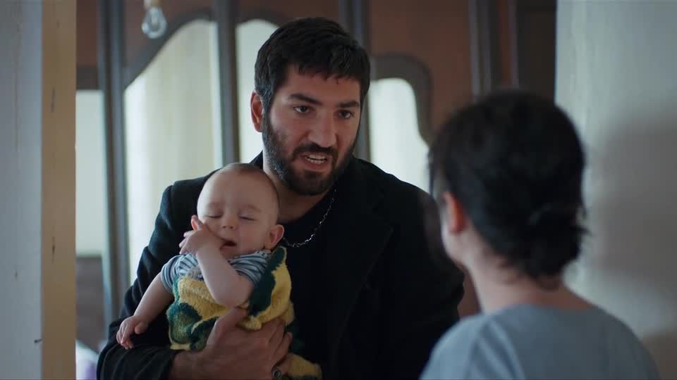 Para se vingar de Sule, Cengiz decide vender bebê | Mãe