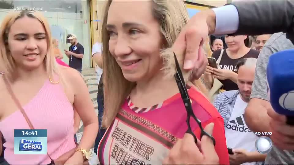 Dudu Camargo corta cabelo de transeuntes nas ruas da Lapa, em São Paulo