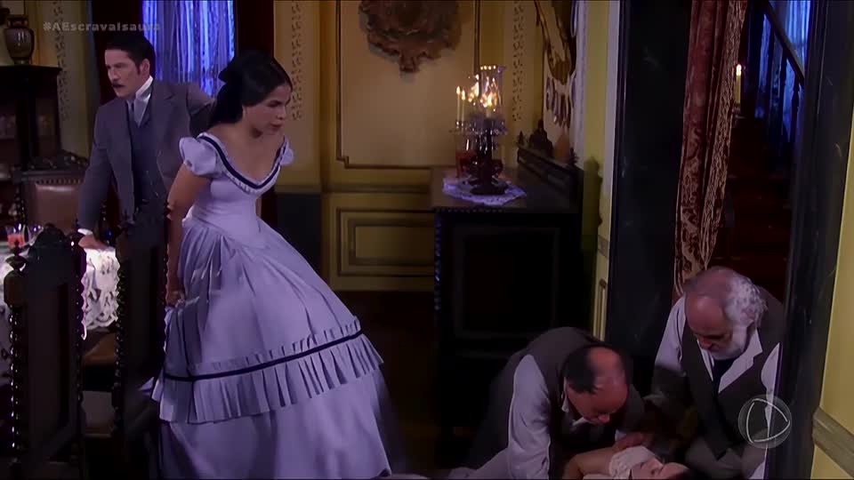 Isaura desmaia no meio da sala | A Escrava Isaura 